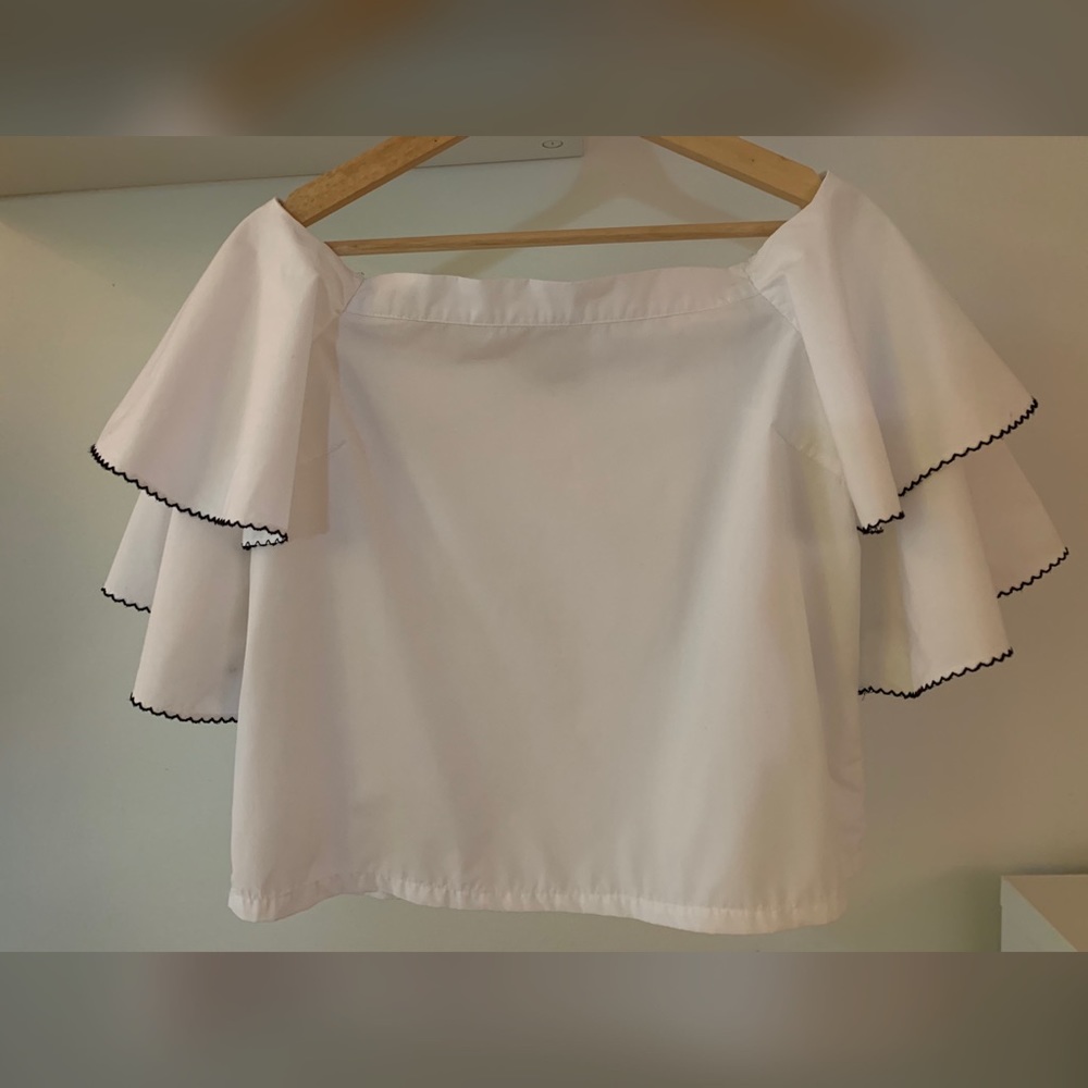 DO+BE White Off-the-Shoulder Short Sleeves Blouse